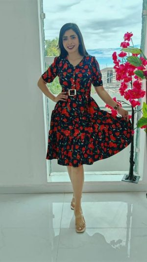 Vestido Corto Floral Negro con Rojo